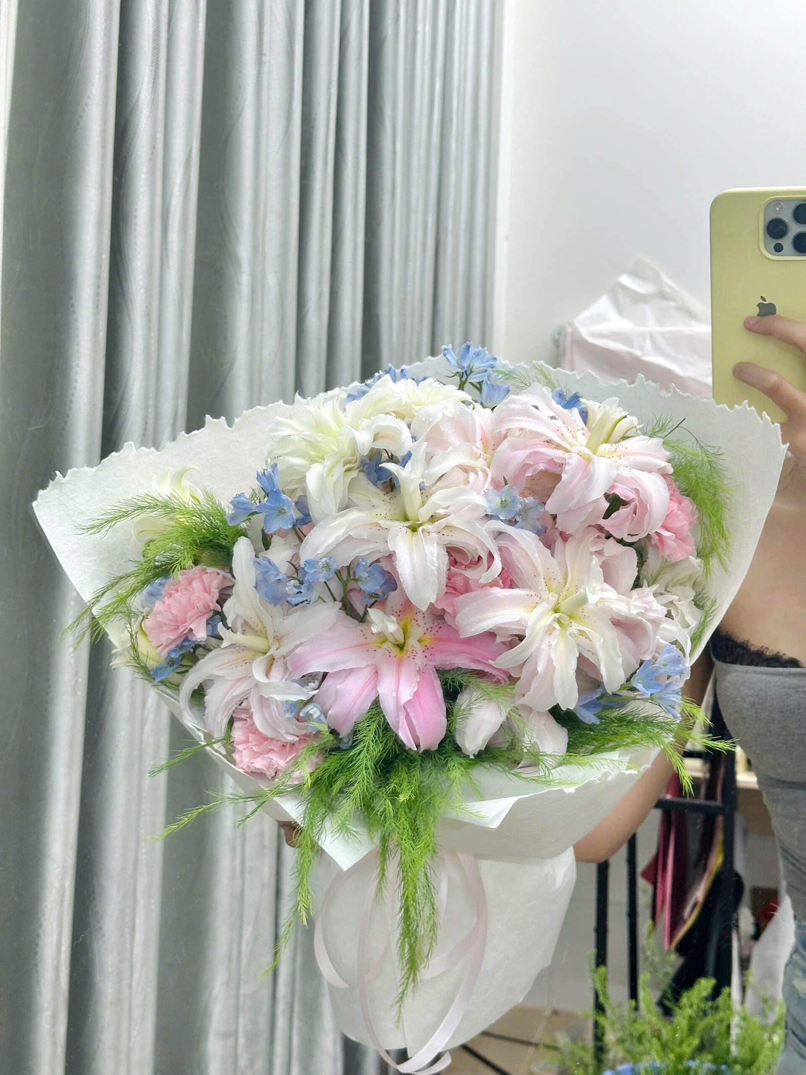 z7459735685085_4fea905cecec77f8b7e2fe9ee60b785b Bó Hoa Ly Mix Tone Siêu Sang Giấy Xé Xịn - Tiem Hoa Luvina