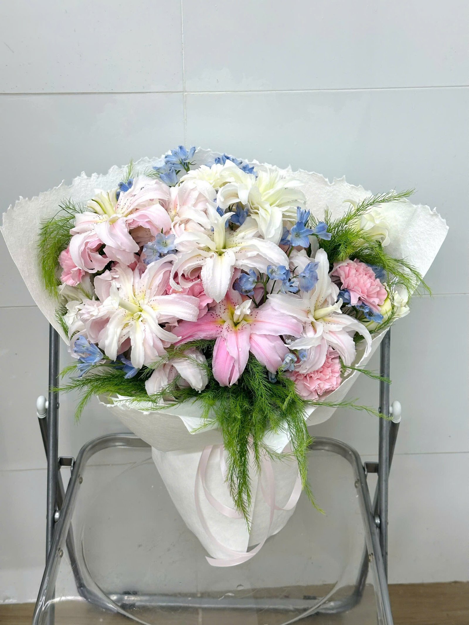 z7459735692099_fbdb6a004d3f33c432e2307cfbef3f46 Bó Hoa Ly Mix Tone Siêu Sang Giấy Xé Xịn - Anh 1 - Tiem Hoa Luvina