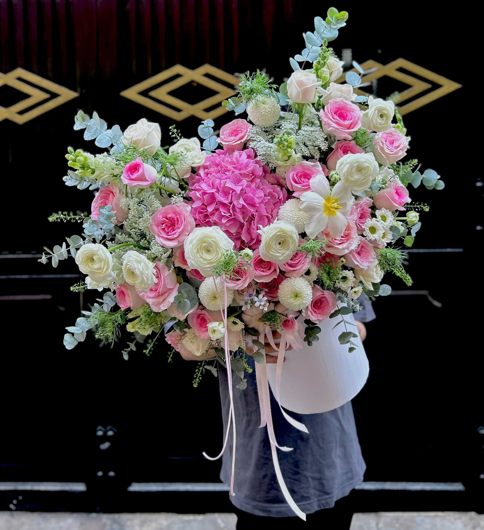 z7608680717203_b560a1cd658b66450b04e4707a0ce23a Giỏ Hoa Tú Cầu Mix Sang Trọng - Anh 1 - Tiem Hoa Luvina