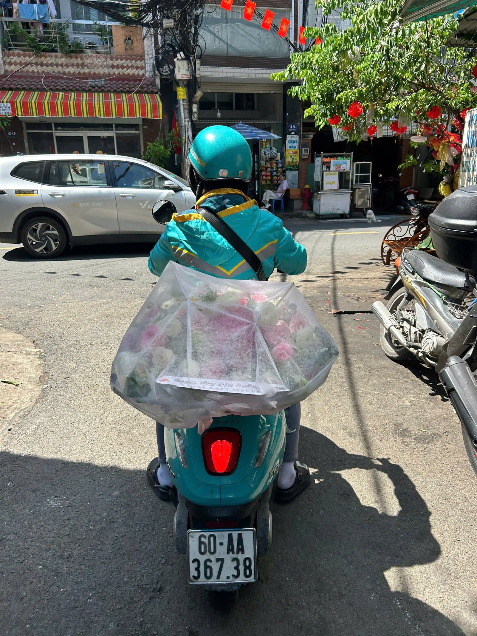 z7608680730663_d96276474853a2e34e63c56eafa806c1 Giỏ Hoa Tú Cầu Mix Sang Trọng - Anh 2 - Tiem Hoa Luvina