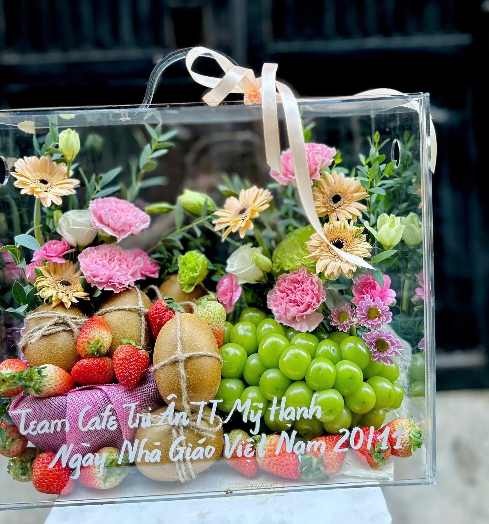 z7652459993767_098a0a27730fecb705ec087b5ae1cf3b Các kệ hoa khai trương - hoa giỏ - Anh 6 - Tiem Hoa Luvina
