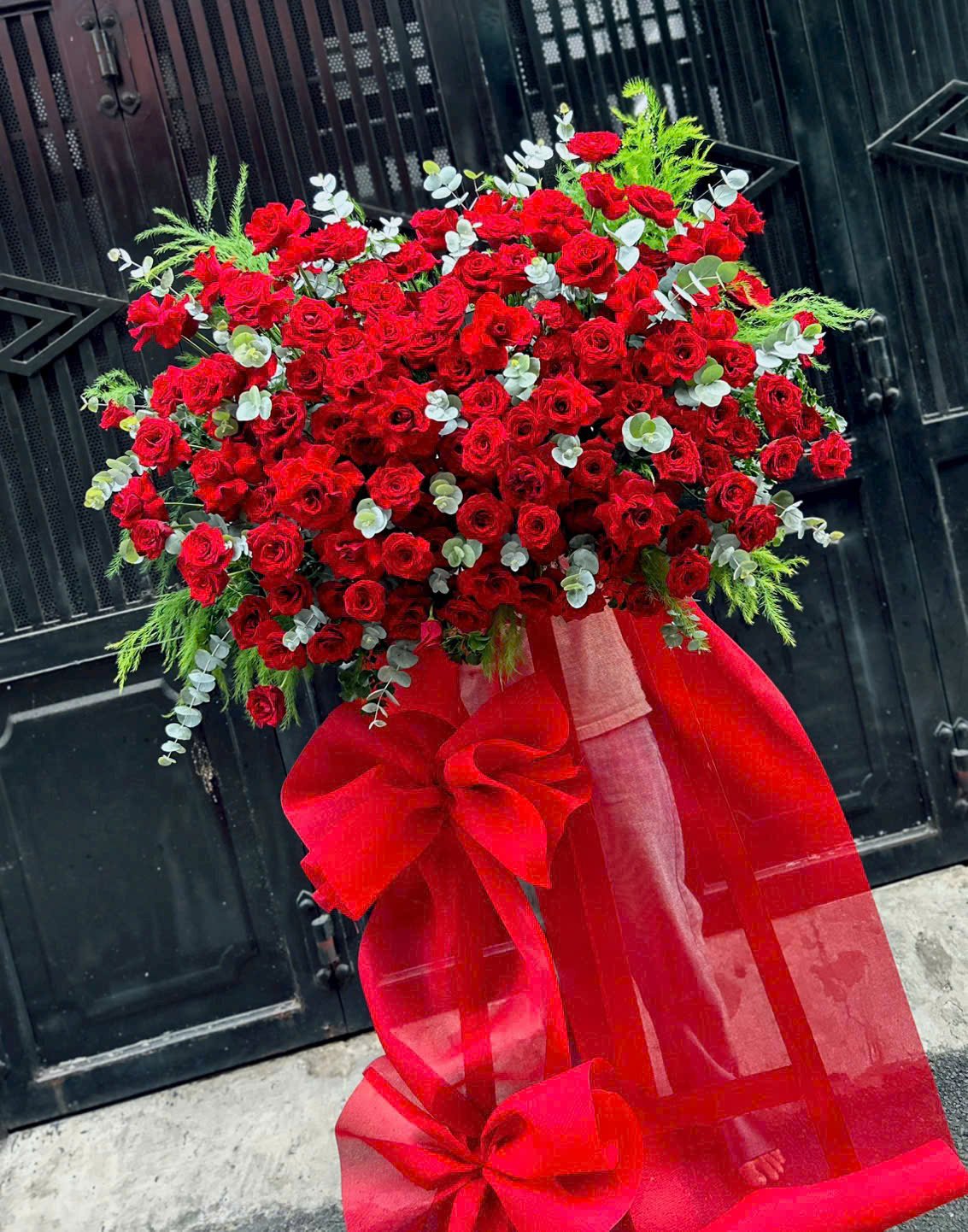 z7699369724582_2149ca6955c903b92c1c6610a439b117 Kệ hoa khai trương tone đỏ - Anh 2 - Tiem Hoa Luvina