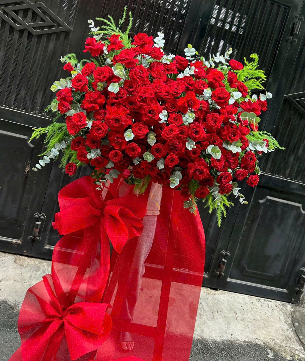 z7699369728675_9dc822369def45195763d52d865a22de Kệ hoa khai trương tone đỏ - Anh 3 - Tiem Hoa Luvina
