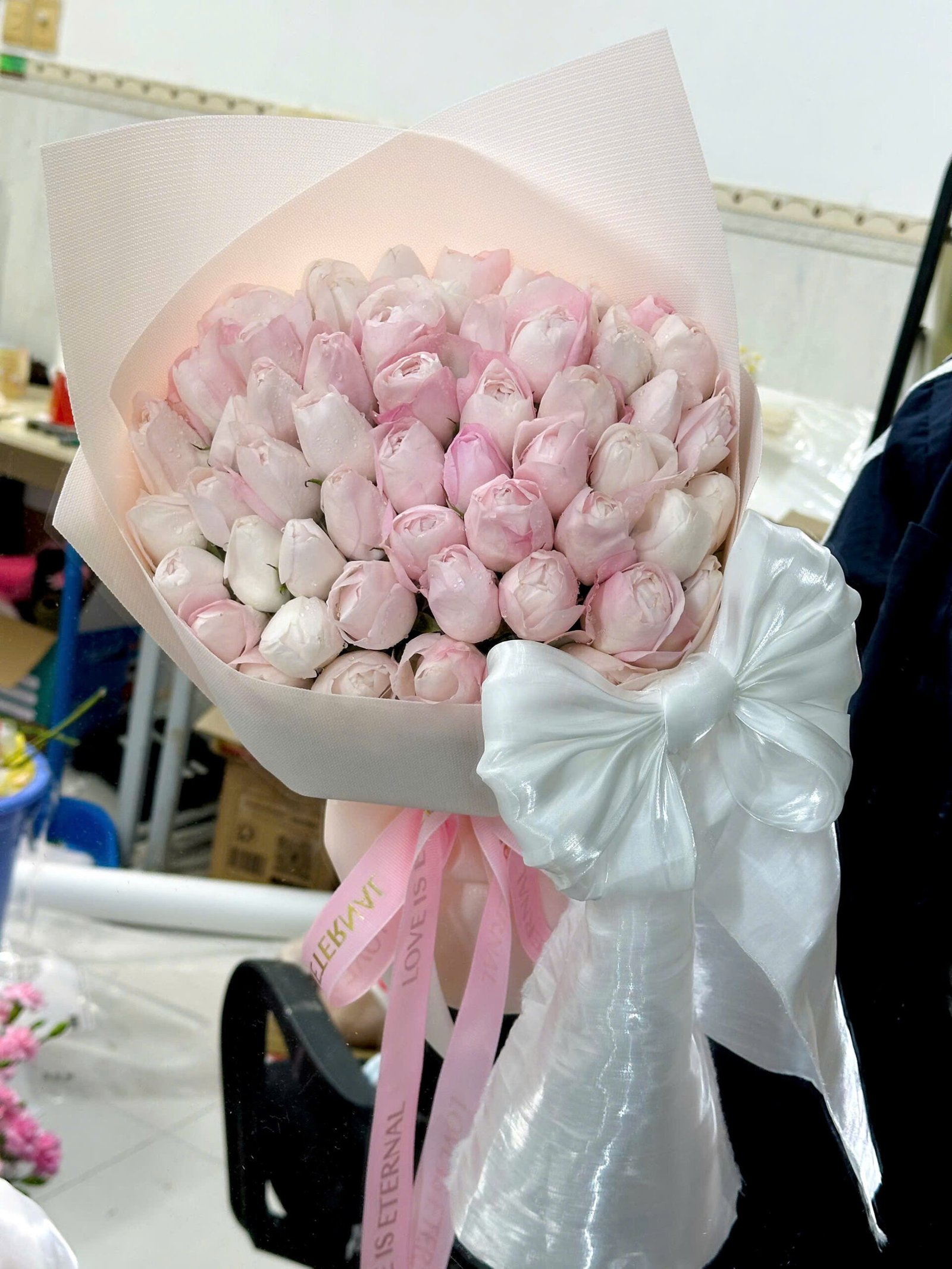 z7730715840134_44cf5abd6a2f719b13465419b25a60a0 Plume Size Vừa Nơ To - Tiem Hoa Luvina