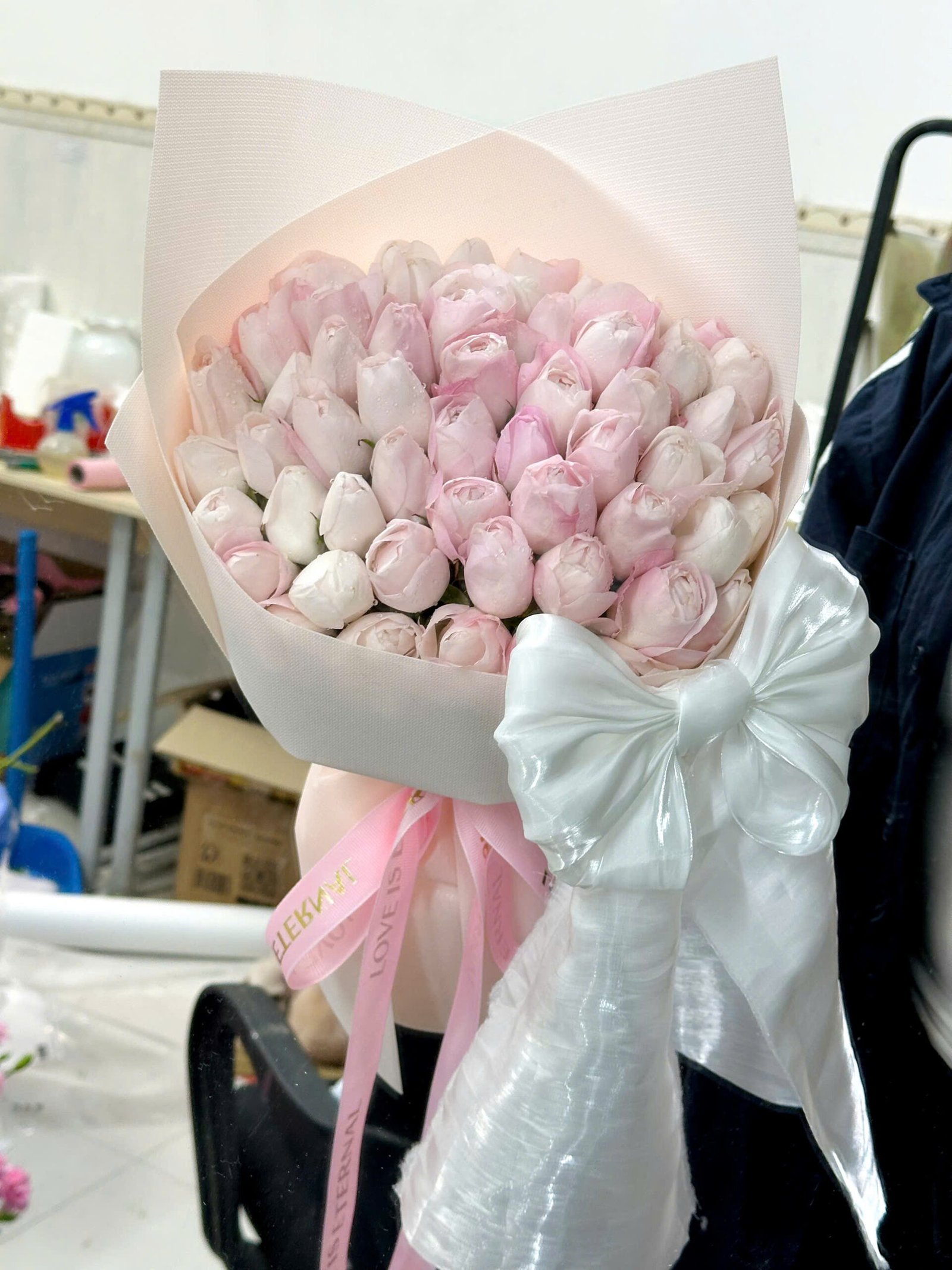 z7730715846774_f48b37e035c8a2b366876e33bb65aedb Plume Size Vừa Nơ To - Anh 2 - Tiem Hoa Luvina