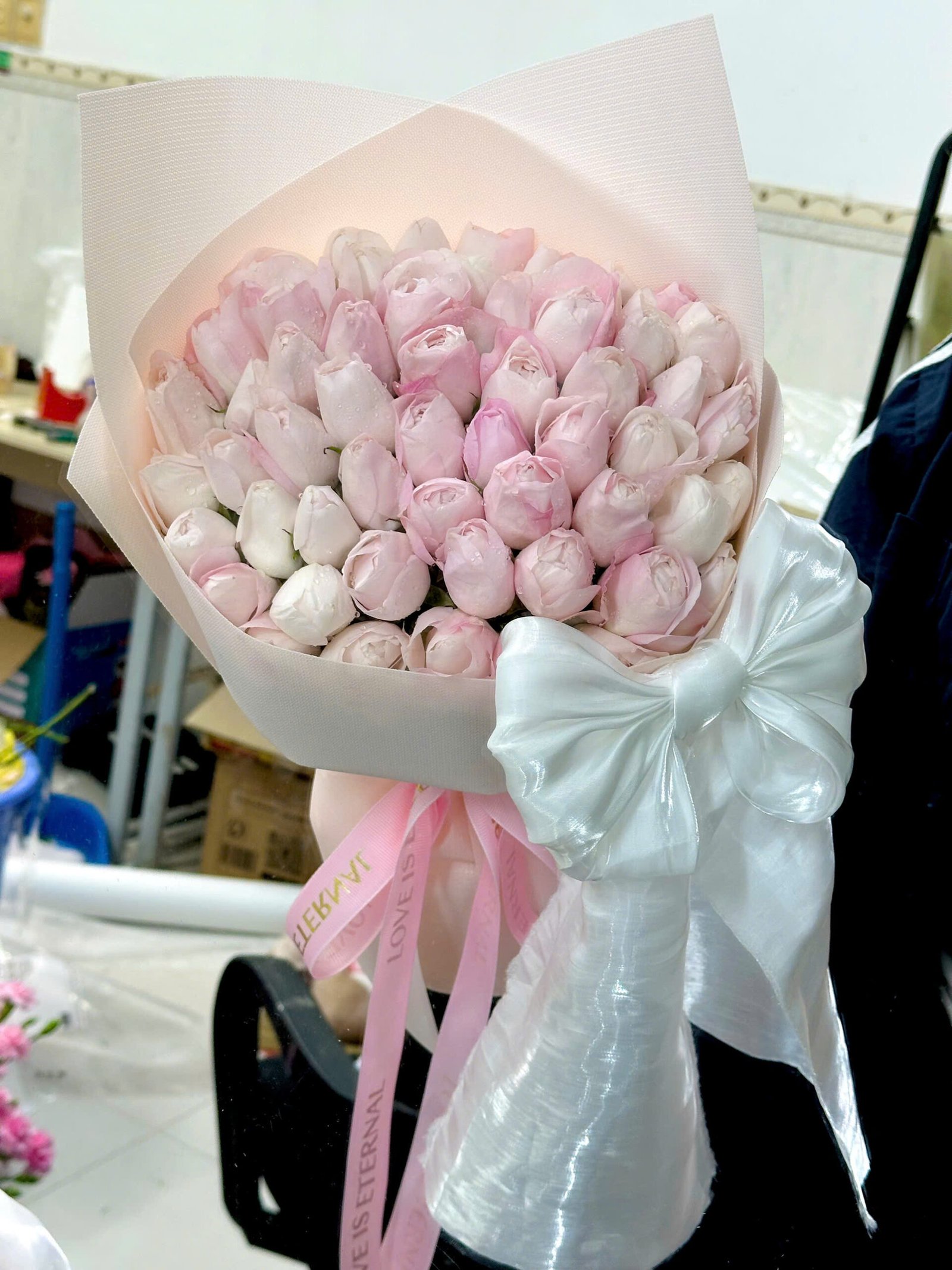 z7730715853937_d52a691a48304a319b6eaed580c3e1a8 Plume Size Vừa Nơ To - Anh 1 - Tiem Hoa Luvina