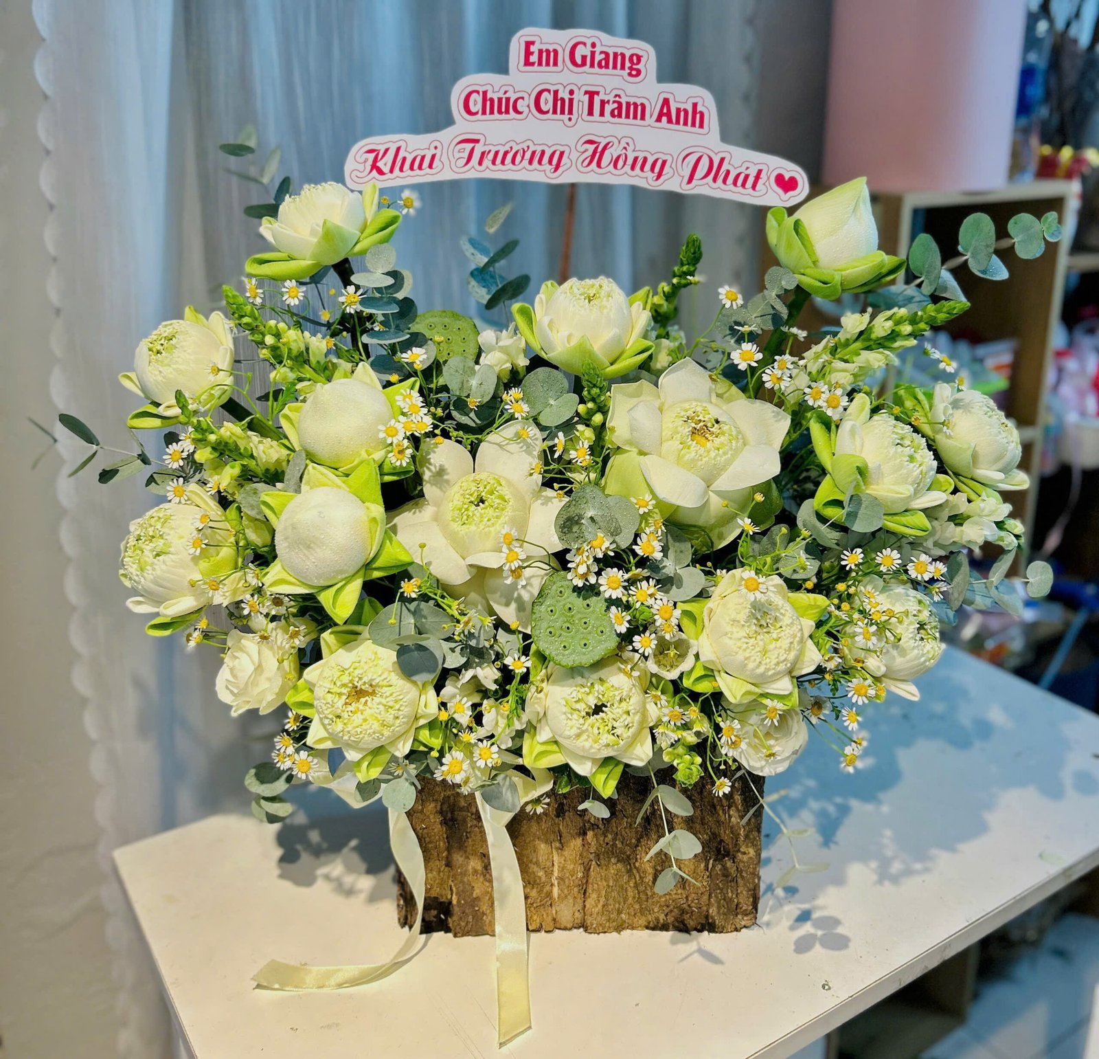 z7754676089095_14beb6db4fc561be8ff1a8e40780b4a2 Giỏ Hoa Tone Vàng Mix - Anh 1 - Tiem Hoa Luvina