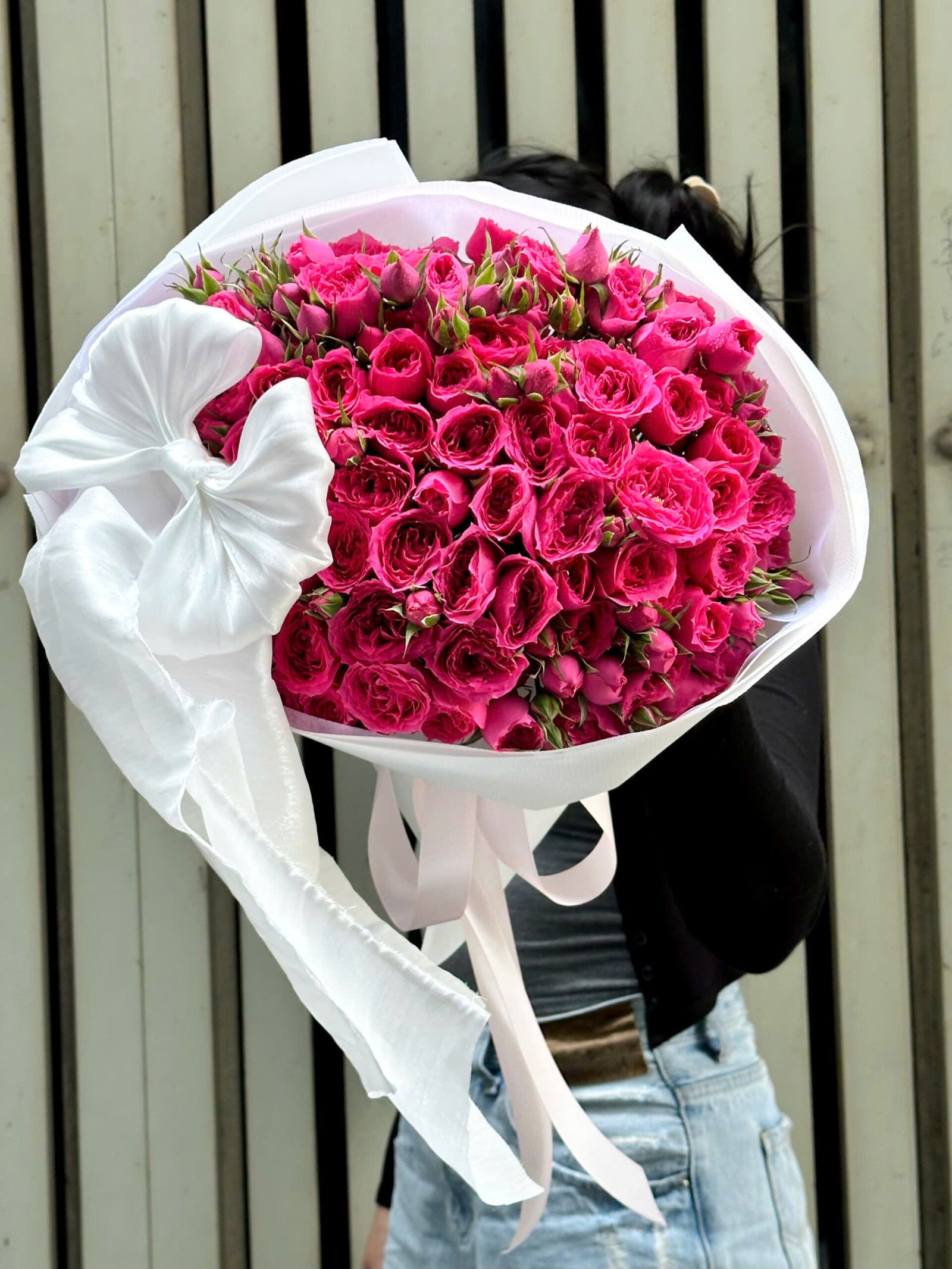 z7865309258690_ab6fc99435ea876cb8794a5af7c34307 Sophia Nhiều Hoa Nơ To - Tiem Hoa Luvina