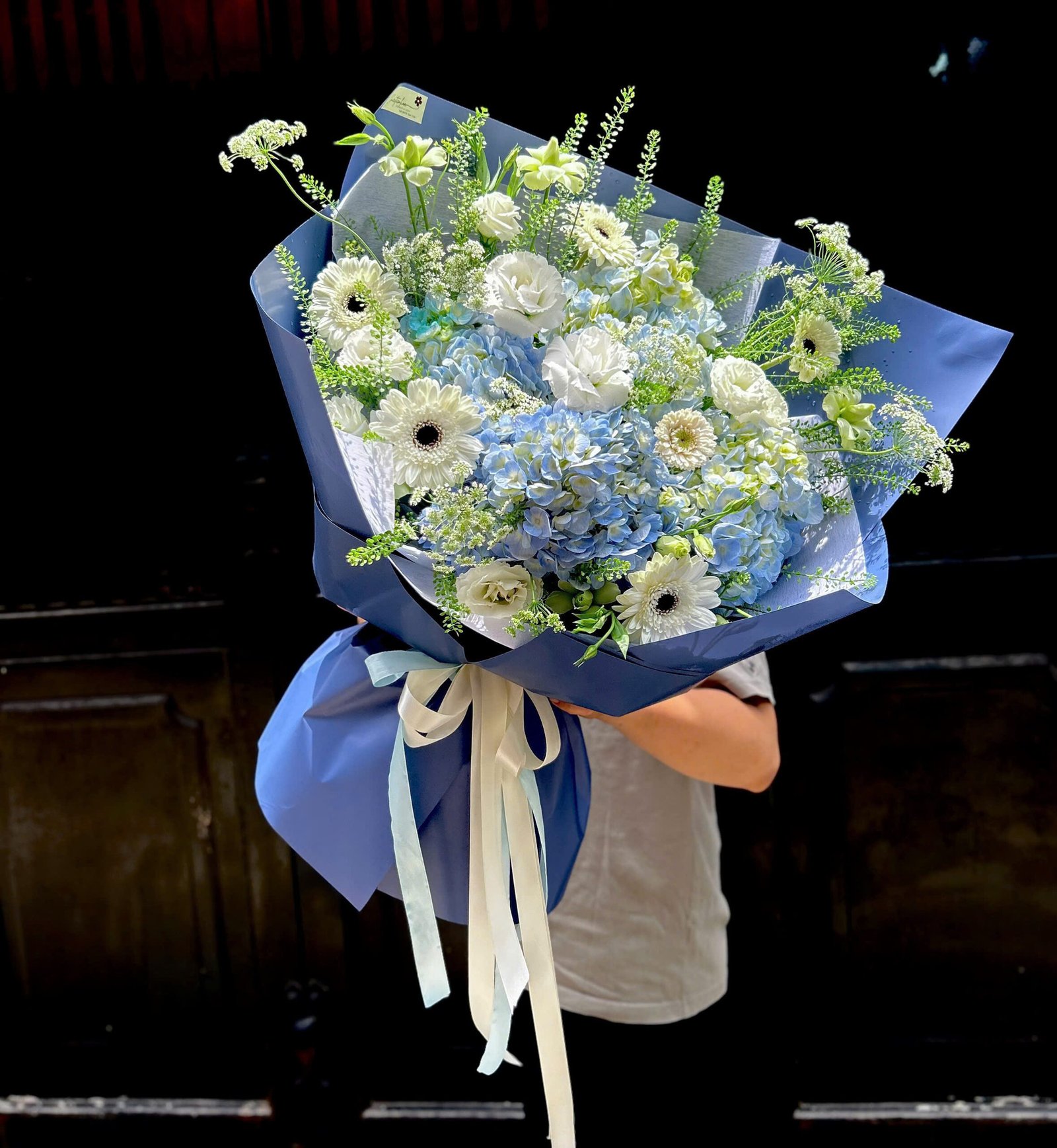 z7870588375568_d2b5404ff6c24ade4eecfd2321d56bc3 Tú Cầu Xanh Dương Mix Nhiều Hoa Size To - Anh 1 - Tiem Hoa Luvina