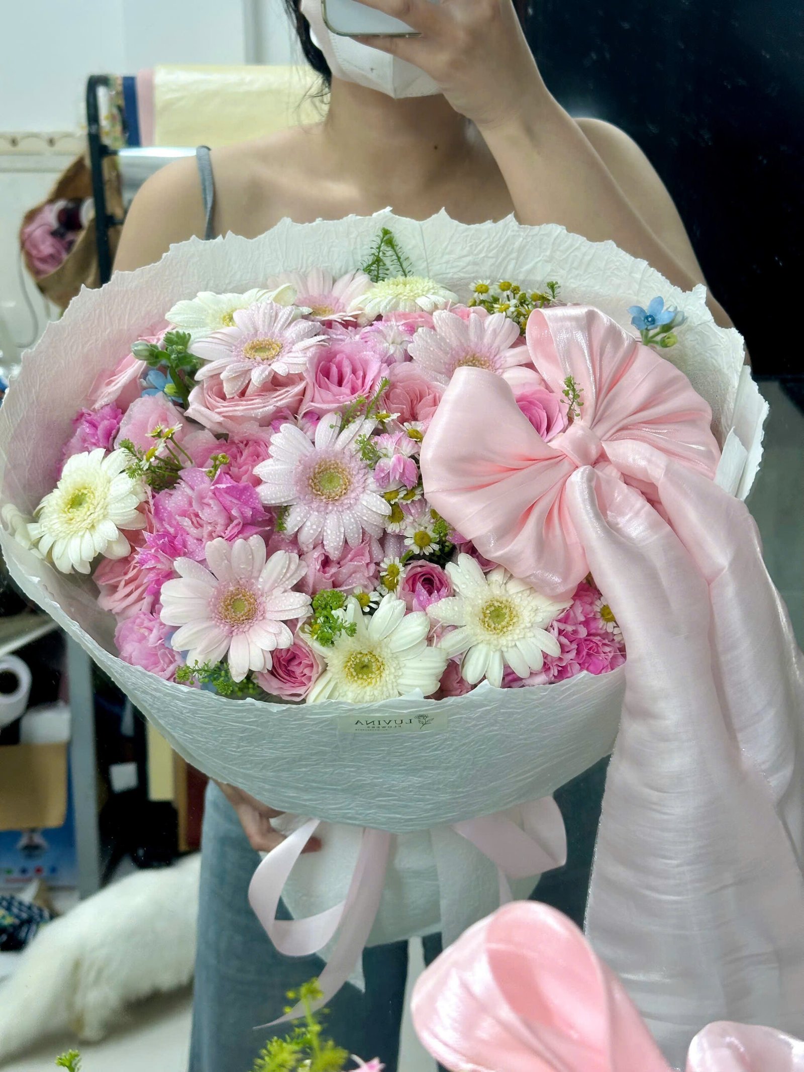 z7952883237408_b85334ca4464698f082cacc4ba11d4fc Hồng mix giấy xịn nơ to - Tiem Hoa Luvina