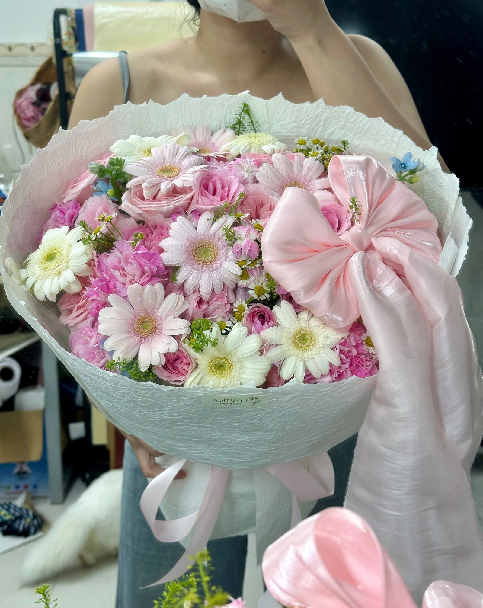 z7952883263675_27c749237e86bed1a4b14d1f14b2a222 Hồng mix giấy xịn nơ to - Anh 1 - Tiem Hoa Luvina