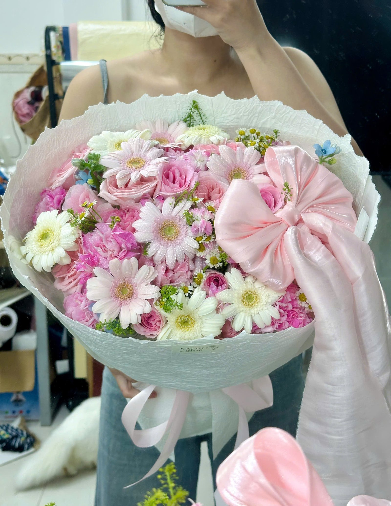z7952883280220_db2a9ebb0e1ffbb7ab0012e9c446c461 Hồng mix giấy xịn nơ to - Anh 2 - Tiem Hoa Luvina