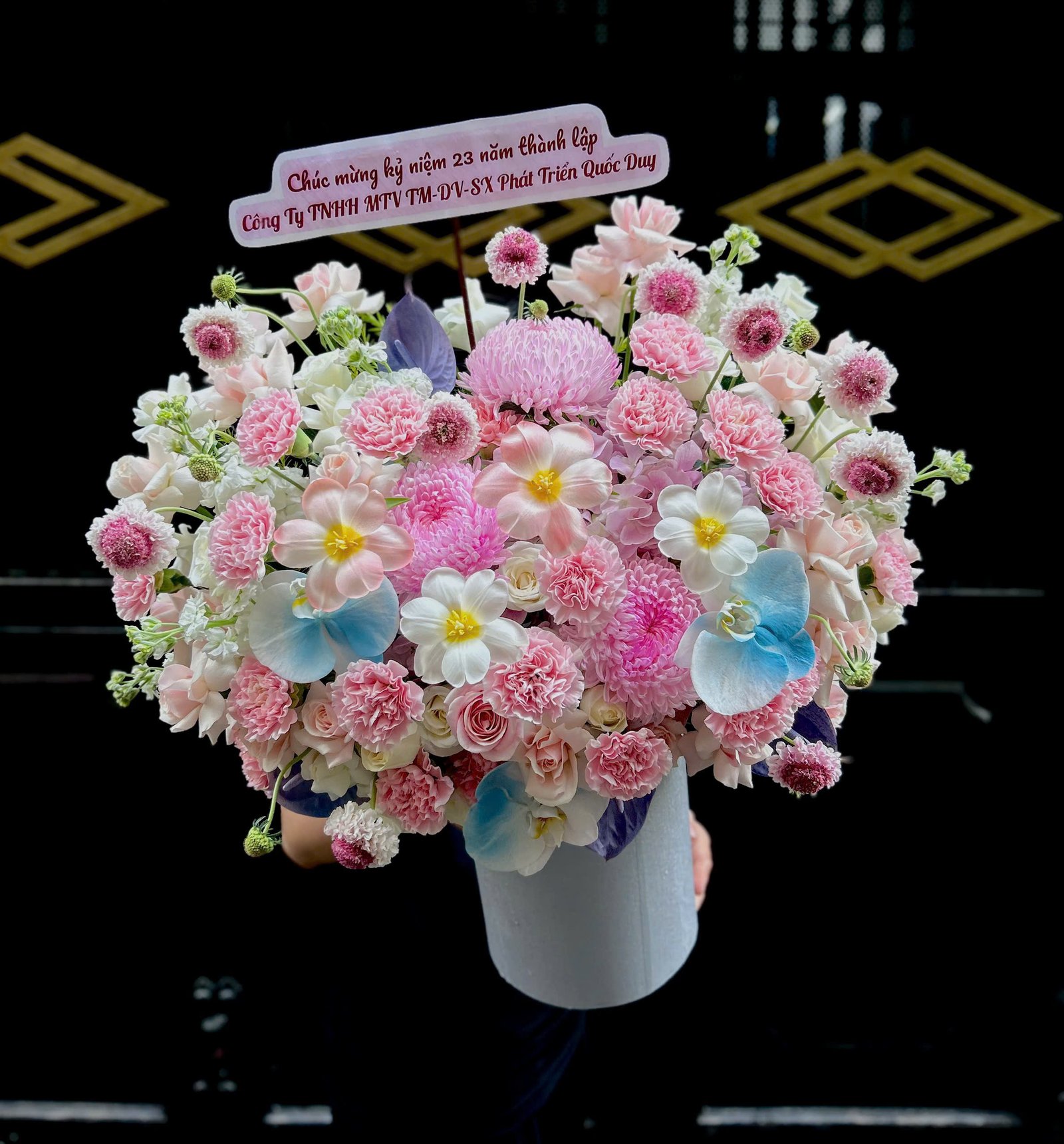 z7954100257609_90fa167ef92fab1b3bb3551d17c5229b Giỏ Hoa Hàng Nhập Sang Trọng Tinh Tế - Anh 2 - Tiem Hoa Luvina