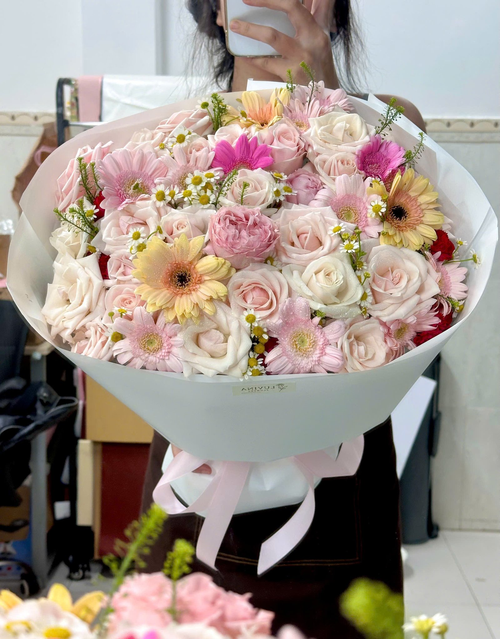 z7979916712156_cab31851d4502cf8c4a91d1abf912cbe Hồng Mix Nhiều Hoa Đáng Yêu Và Nổi Bật - Anh 3 - Tiem Hoa Luvina