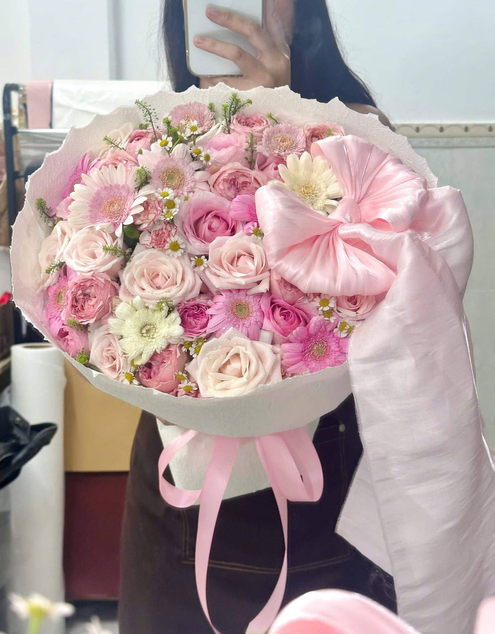 z7979940004172_bb43b4a88700be225860aa8bbfca03af Hồng mix nhiều hoa giấy xịn - Tiem Hoa Luvina