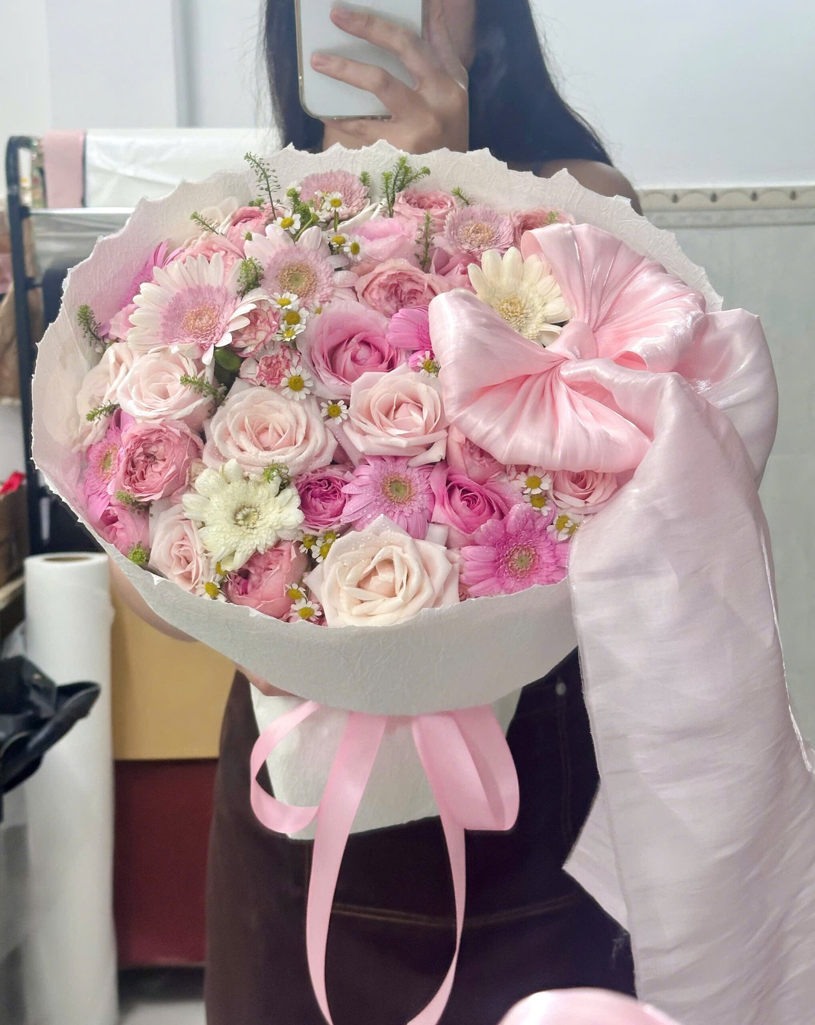 z7979940009376_bddfdb1d566870ade9bbdc448f48cd1a Hồng mix nhiều hoa giấy xịn - Anh 1 - Tiem Hoa Luvina