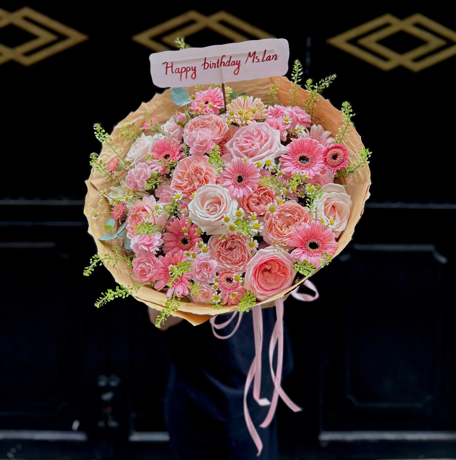 z8027736604433_c6ff5876294c31eb11dbbfbb77be600d Bó Hồng Mix Nhiều Hoa Sang Trọng - Tiem Hoa Luvina
