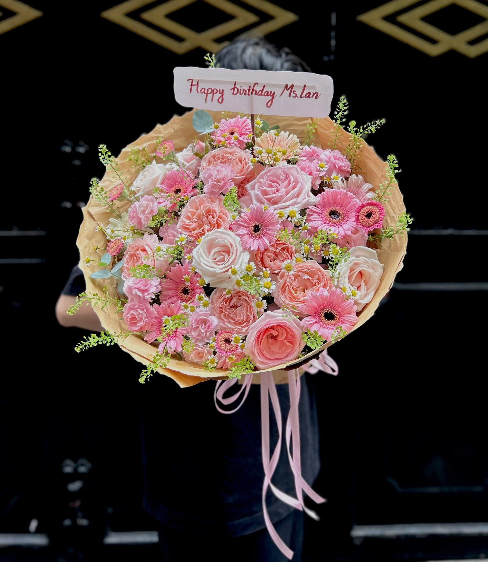 z8027736624913_b2615e0dd3eacb77b19c94f3c5316c19 Bó Hồng Mix Nhiều Hoa Sang Trọng - Anh 1 - Tiem Hoa Luvina